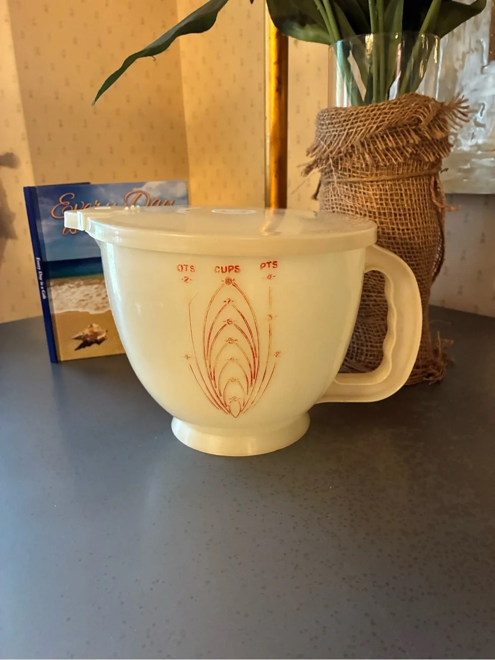VINTAGE, Tupperware LARGE measuring cup, 1970’s with lid. MIX-N-STOR pour spout.